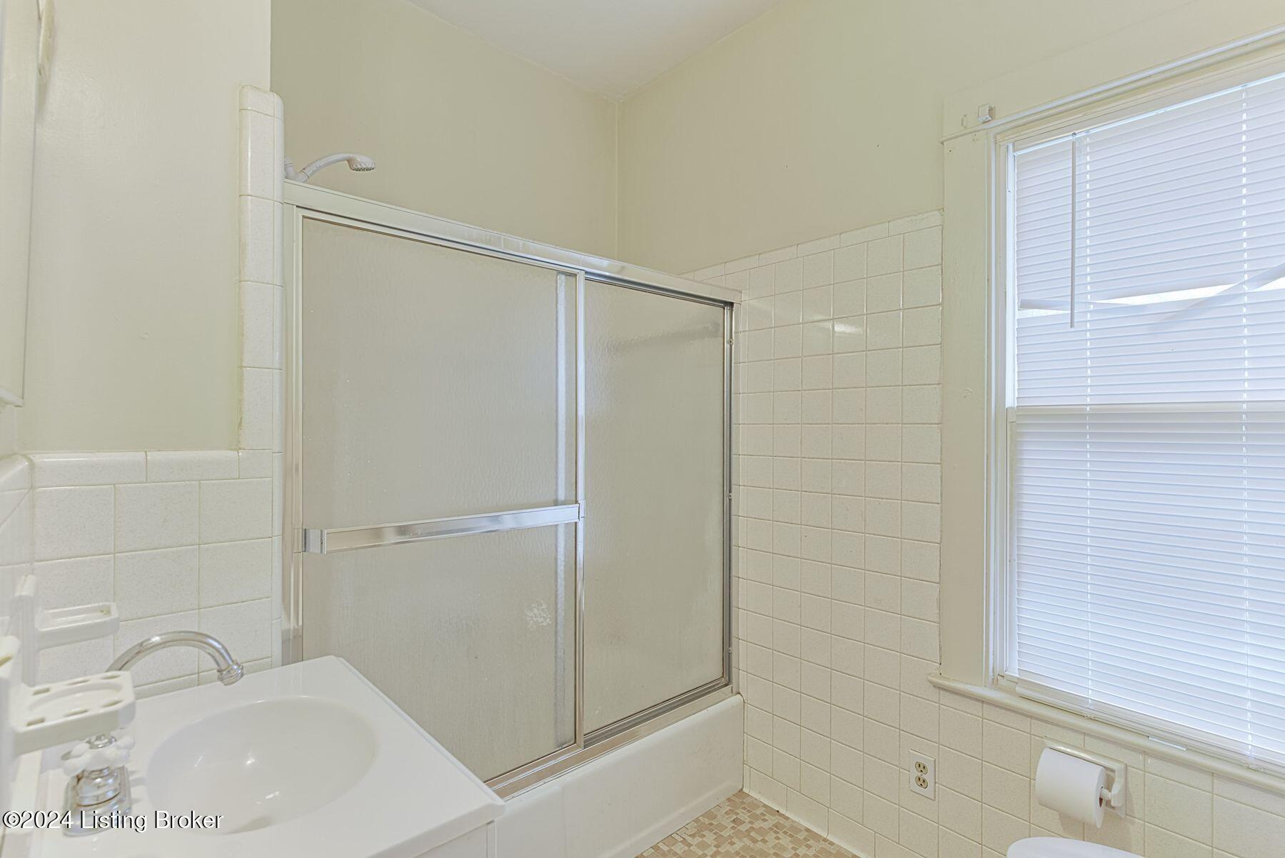 3207 Maple Road Louisville, KY 40299 - Photo 10 of 29 Full Bathroom
