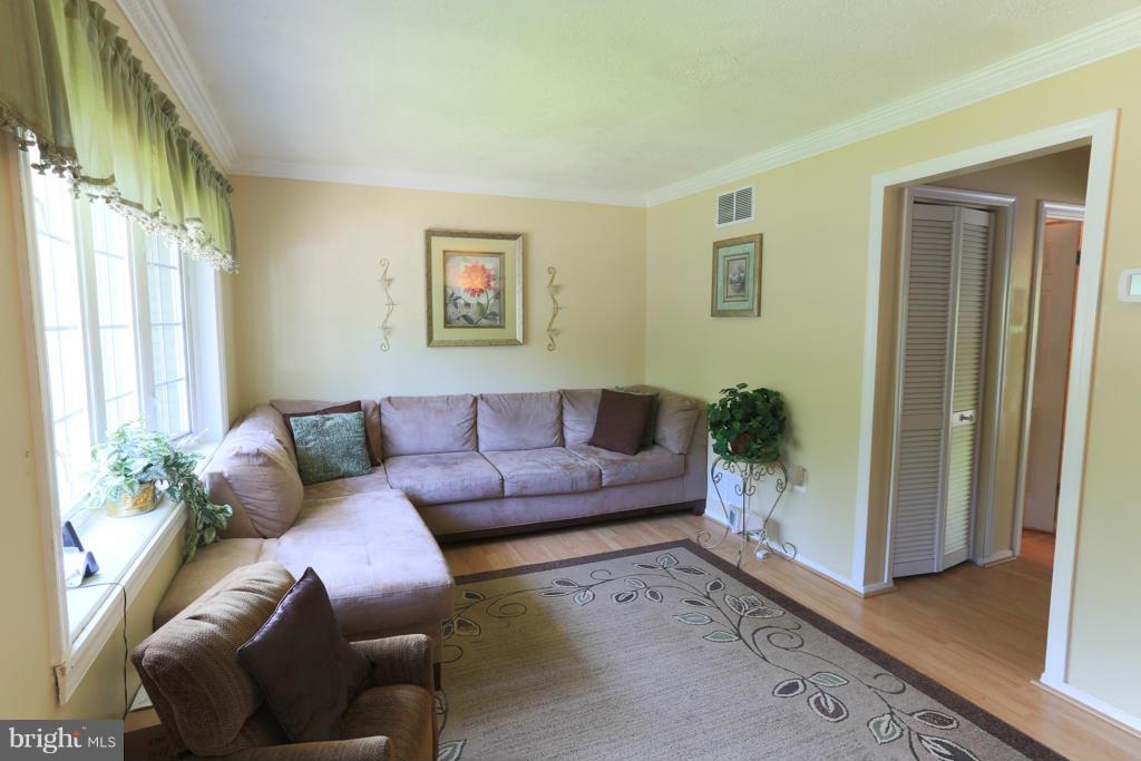 66 Bar Harbor Road Pasadena, MD 21122 - Photo 6 of 30 Living Room