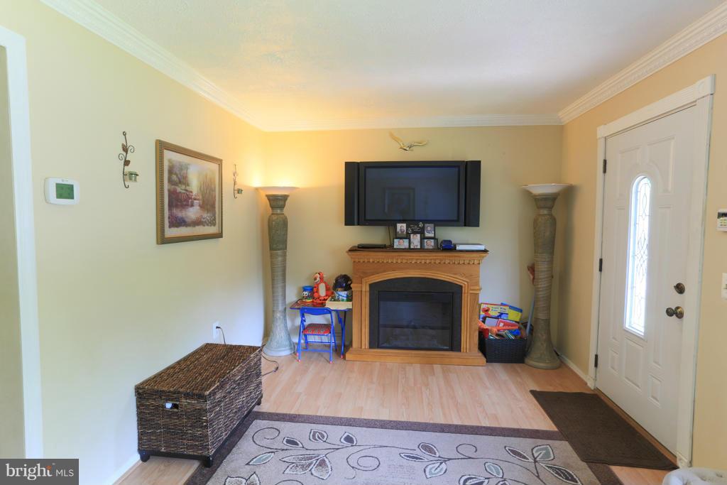 66 Bar Harbor Road Pasadena, MD 21122 - Photo 7 of 30 Living Room