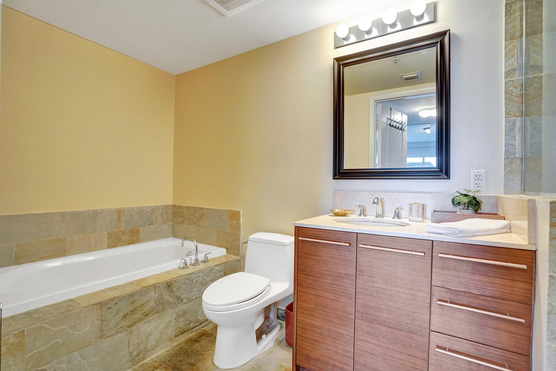 2641 North Flamingo Road, Unit 406N Sunrise, FL 33323 - Photo 11 of 54 DSC03758