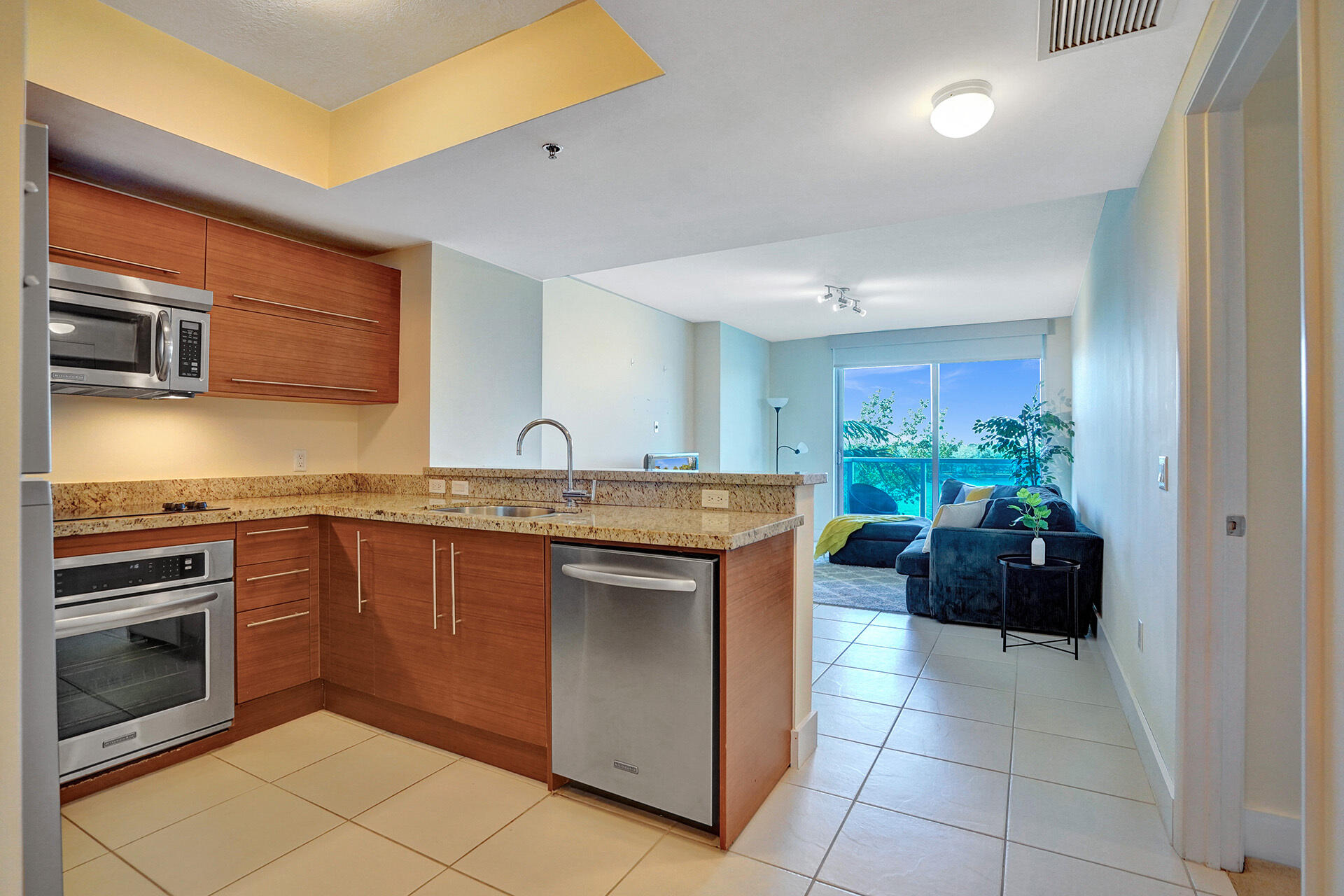 2641 North Flamingo Road, Unit 406N Sunrise, FL 33323 - Photo 19 of 54 DSC03785