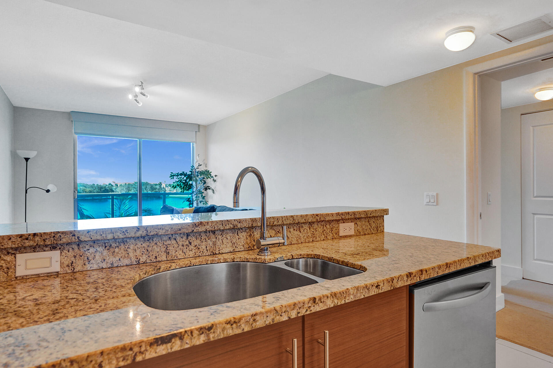 2641 North Flamingo Road, Unit 406N Sunrise, FL 33323 - Photo 38 of 54 DSC03863