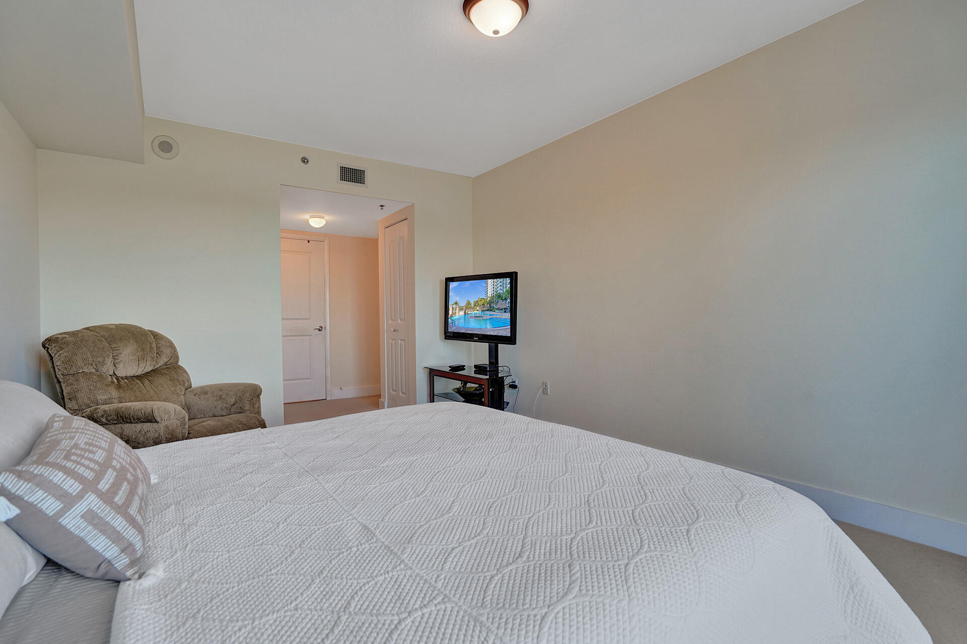 2641 North Flamingo Road, Unit 406N Sunrise, FL 33323 - Photo 7 of 54 DSC03746