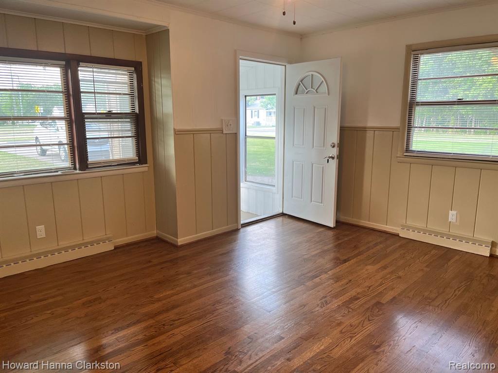 2566 North Williams Lake Road Waterford, MI 48327 - Photo 2 of 10