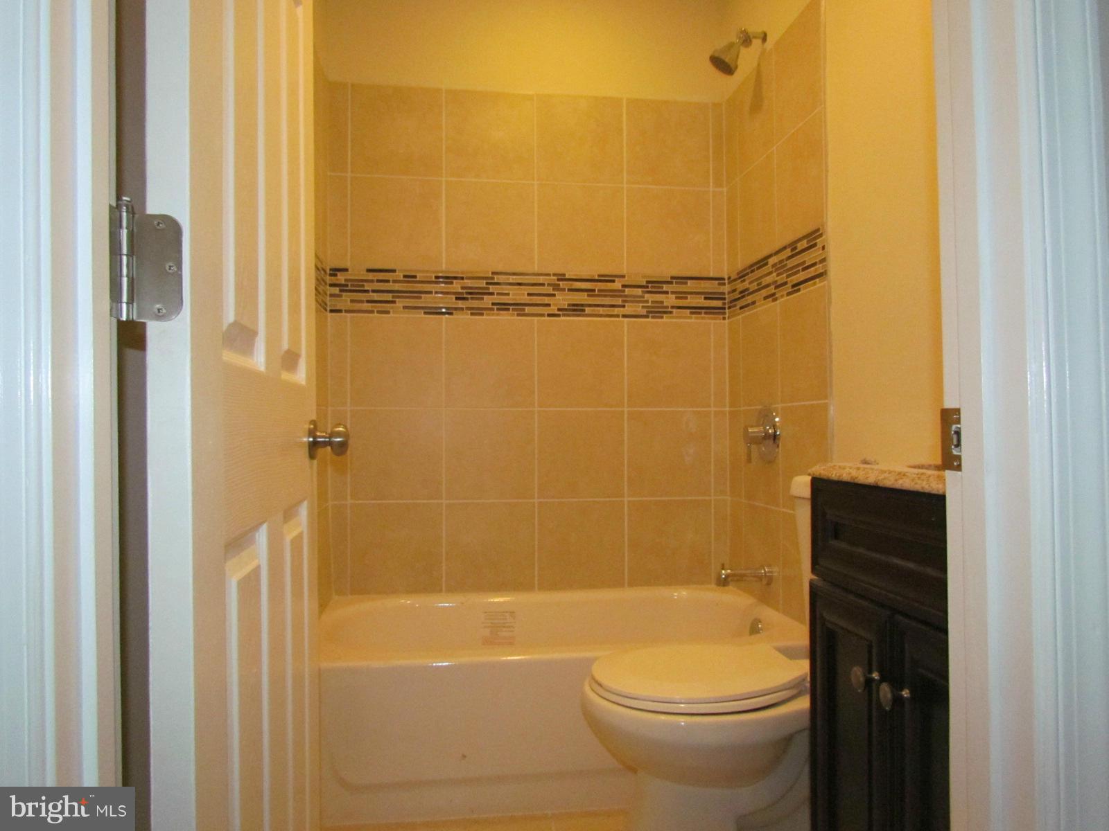 108 Avon Beach Road Baltimore, MD 21222 - Photo 15 of 16 Bath