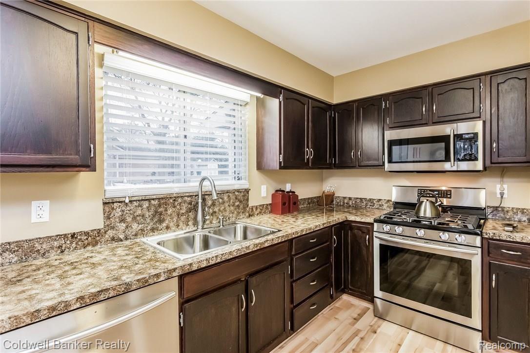 2104 Bone Road Holly, MI 48442 - Photo 8 of 38 013-Kitchen-2280267-medium.jpg