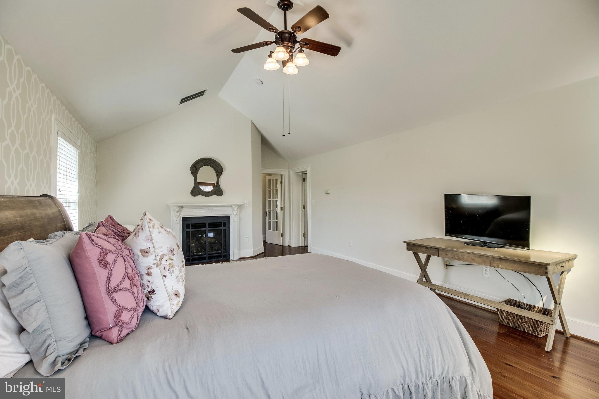 3601 Old Post Road Fairfax, VA 22030 - Photo 48 of 78 Vaulted ceiling & plenty of room 2 sit by the fire