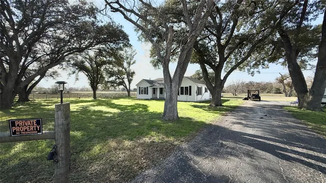 a view of yard with tree