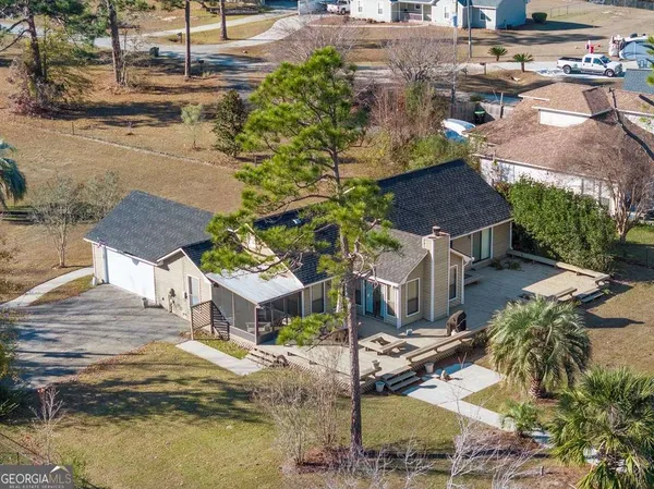 a view of a yard with plants
