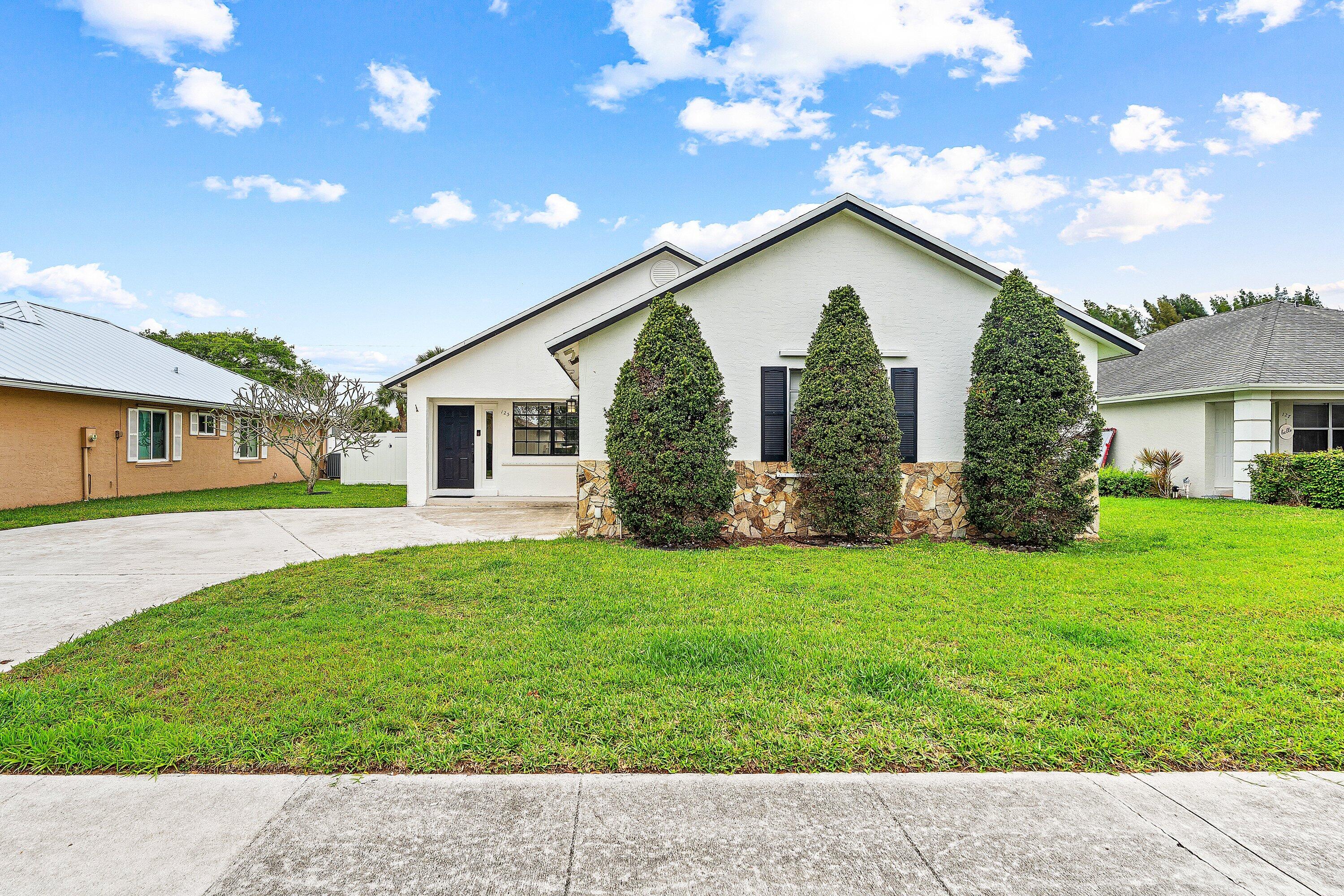 125 Raintree Trail Jupiter, FL 33458 - Photo 2 of 46 002-125RaintreeTrail-Jupiter-FL-33458-SM