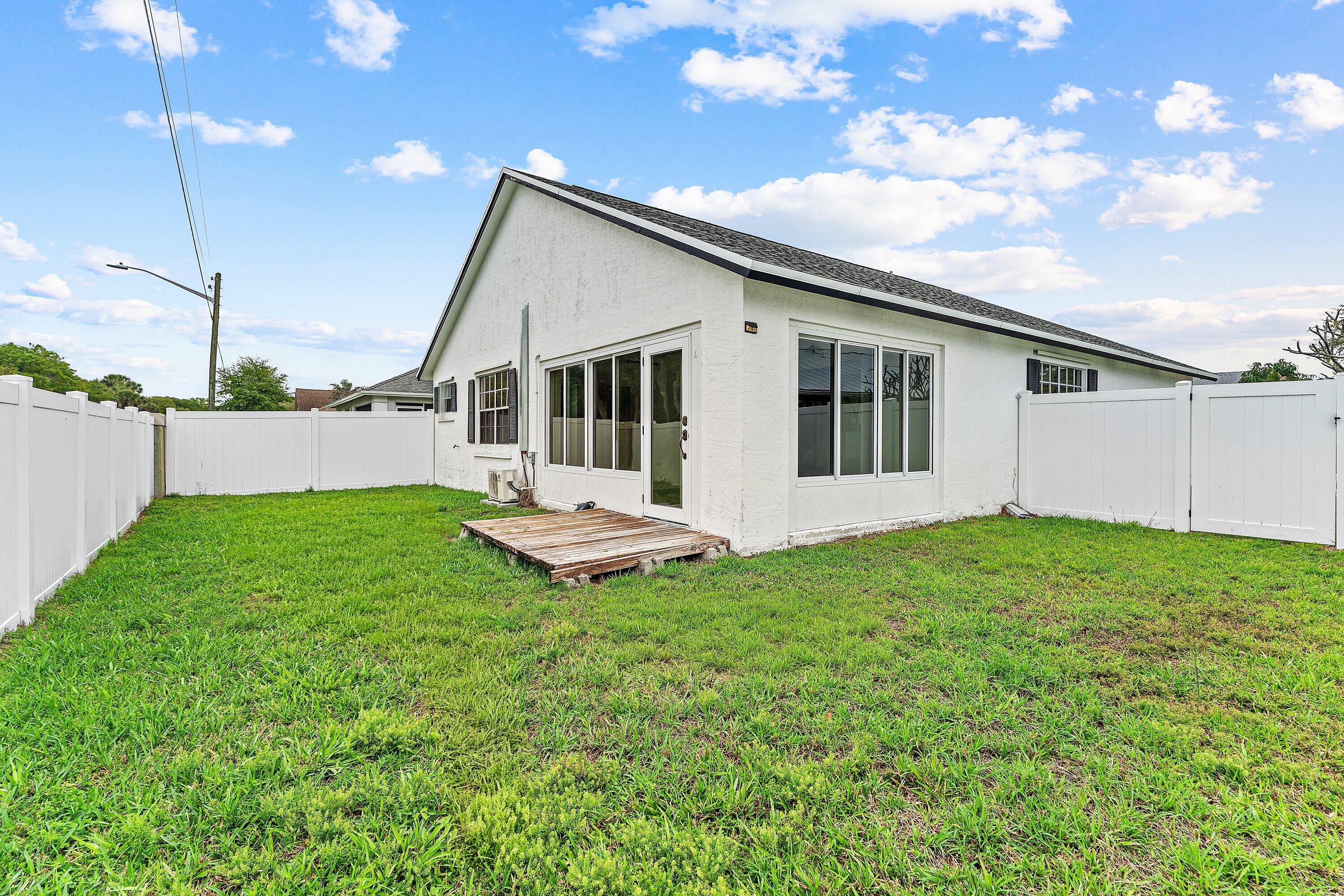 125 Raintree Trail Jupiter, FL 33458 - Photo 28 of 46 028-125RaintreeTrail-Jupiter-FL-33458-SM