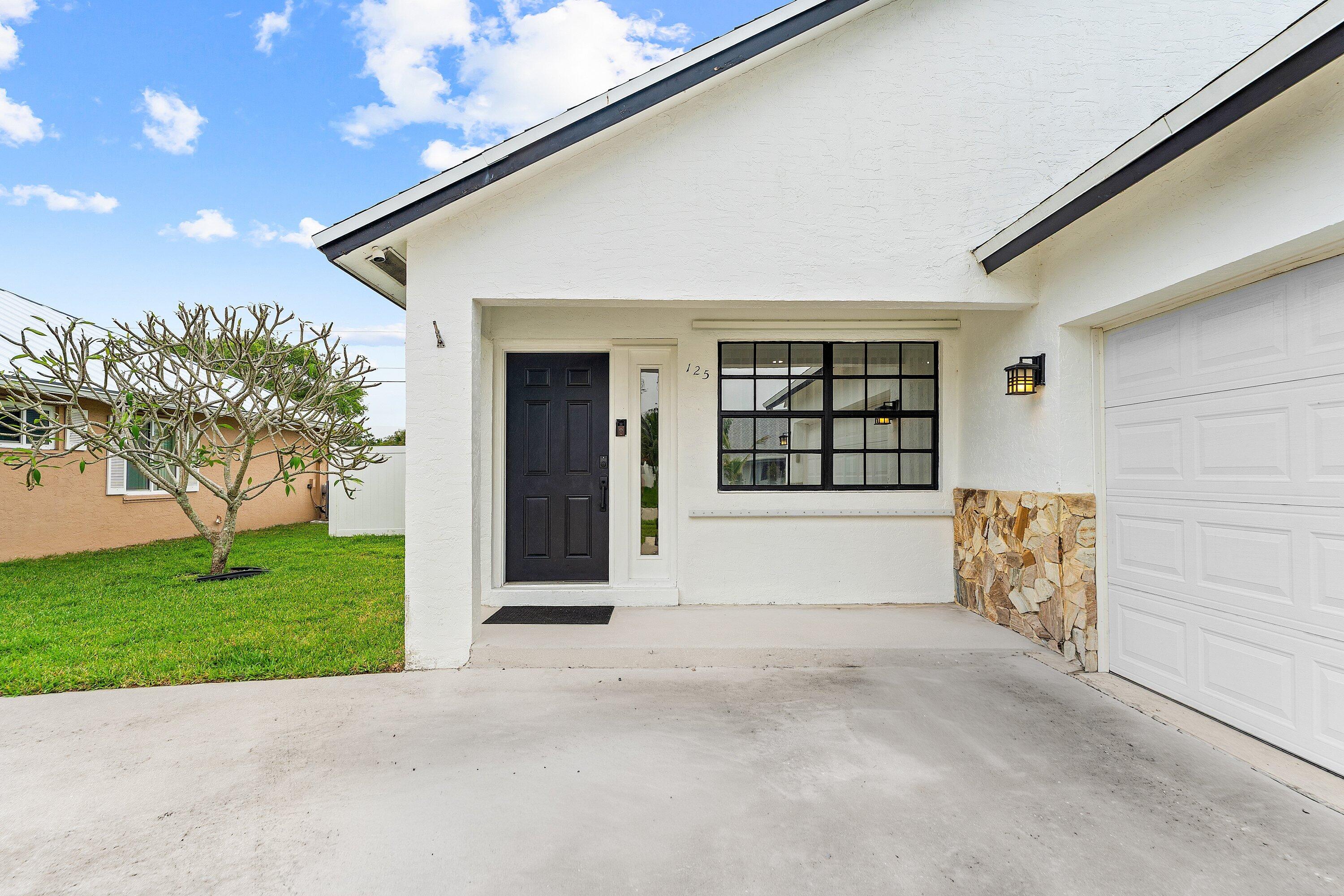 125 Raintree Trail Jupiter, FL 33458 - Photo 4 of 46 004-125RaintreeTrail-Jupiter-FL-33458-SM