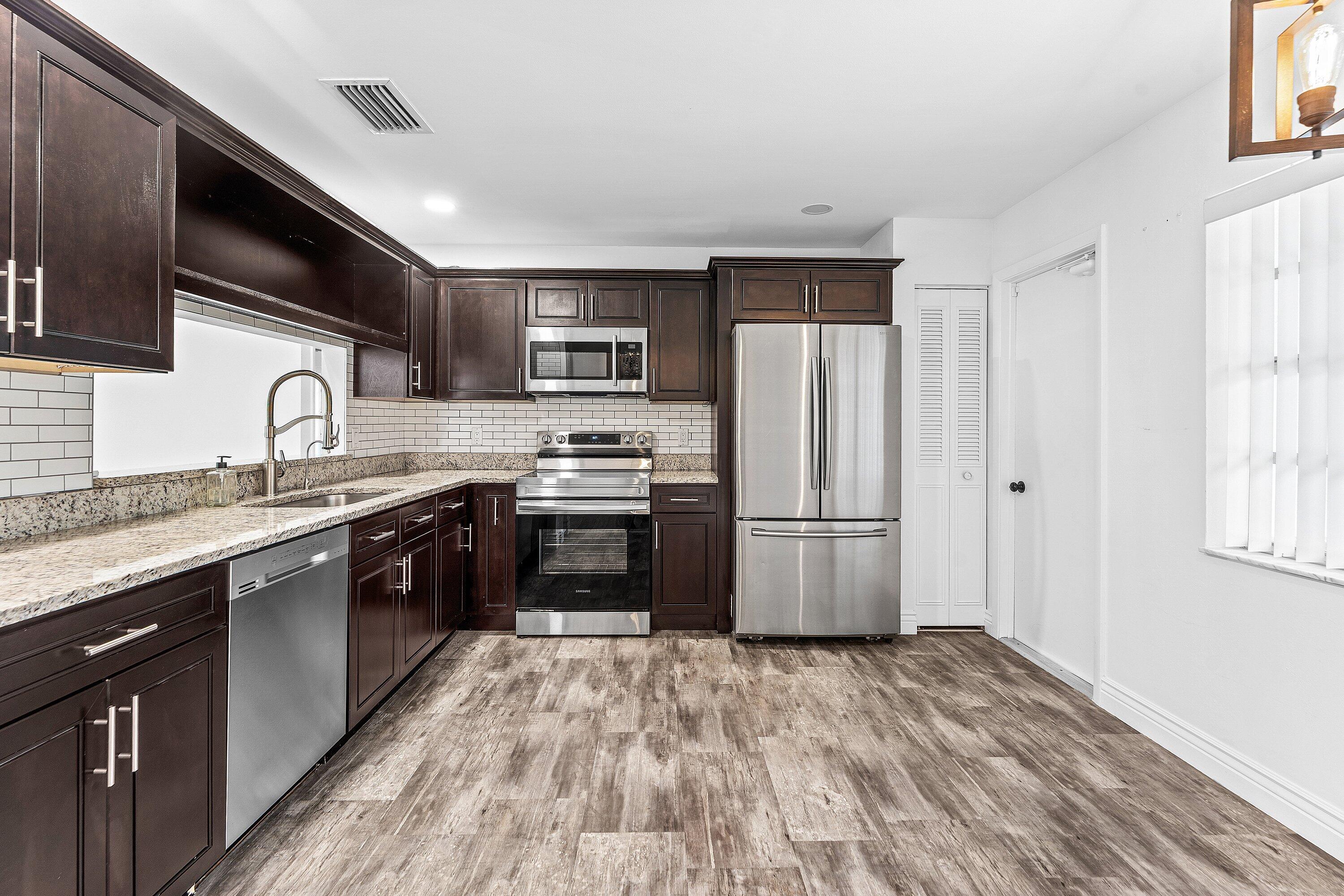 125 Raintree Trail Jupiter, FL 33458 - Photo 8 of 46 008-125RaintreeTrail-Jupiter-FL-33458-SM