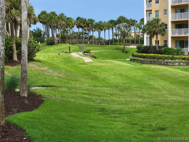a view of building with a yard