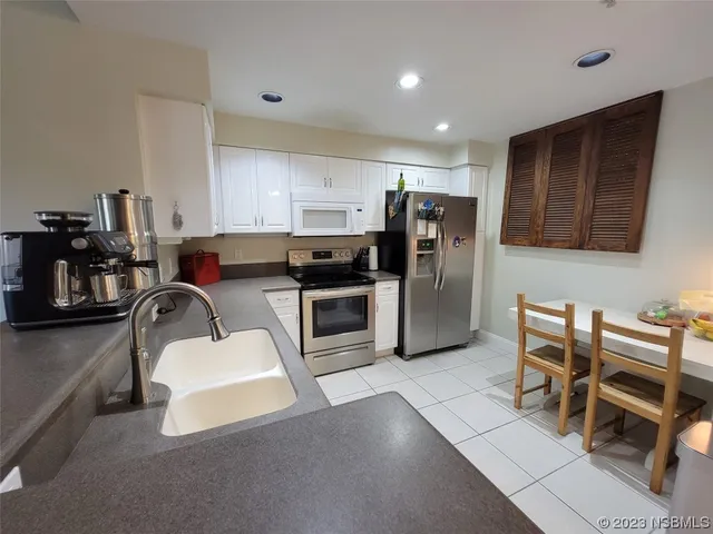 a en suite bathroom with a double vanity sink and a mirror