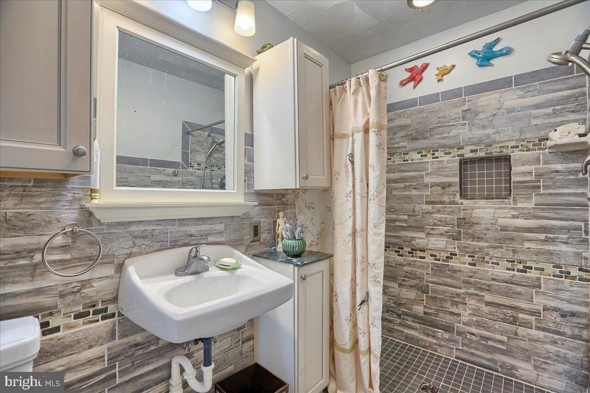 1122 South Forge Road Palmyra, PA 17078 - Photo 28 of 44 master bathroom
