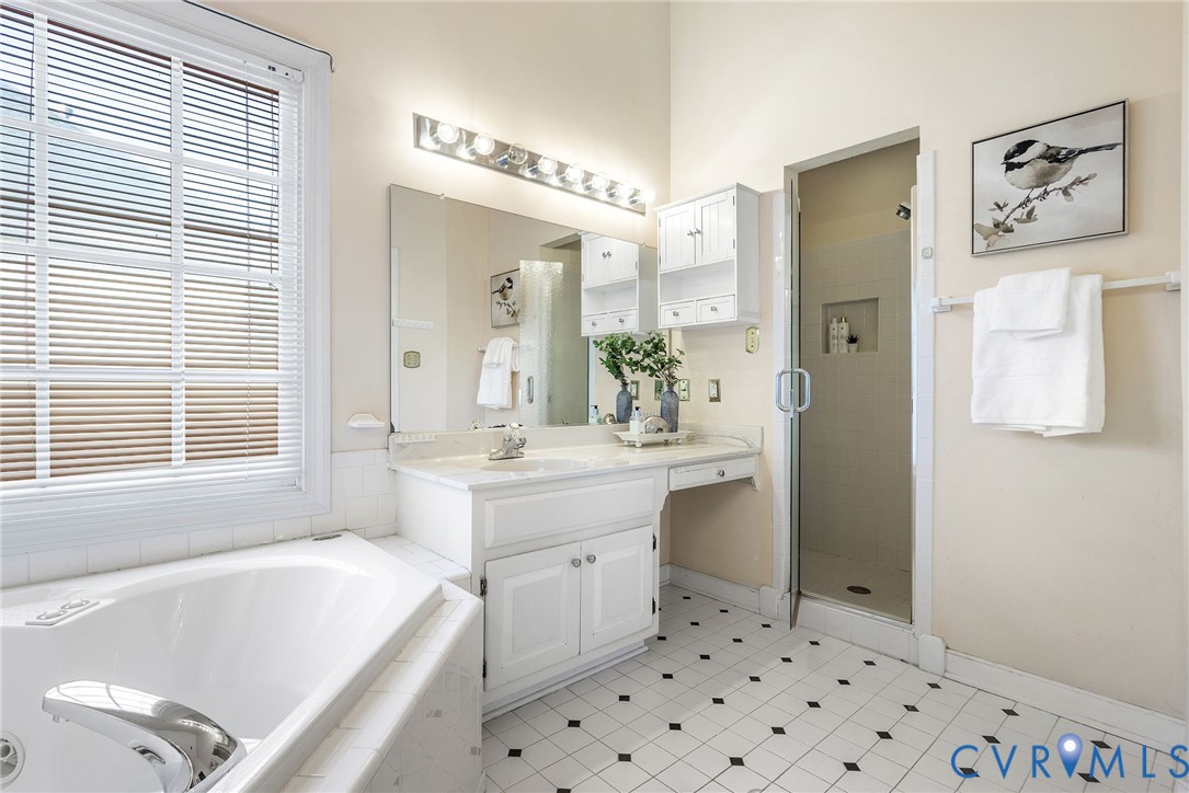 1608 Fairfield Green Road Henrico, VA 23238 - Photo 23 of 35 a bathroom with a tub sink and mirror