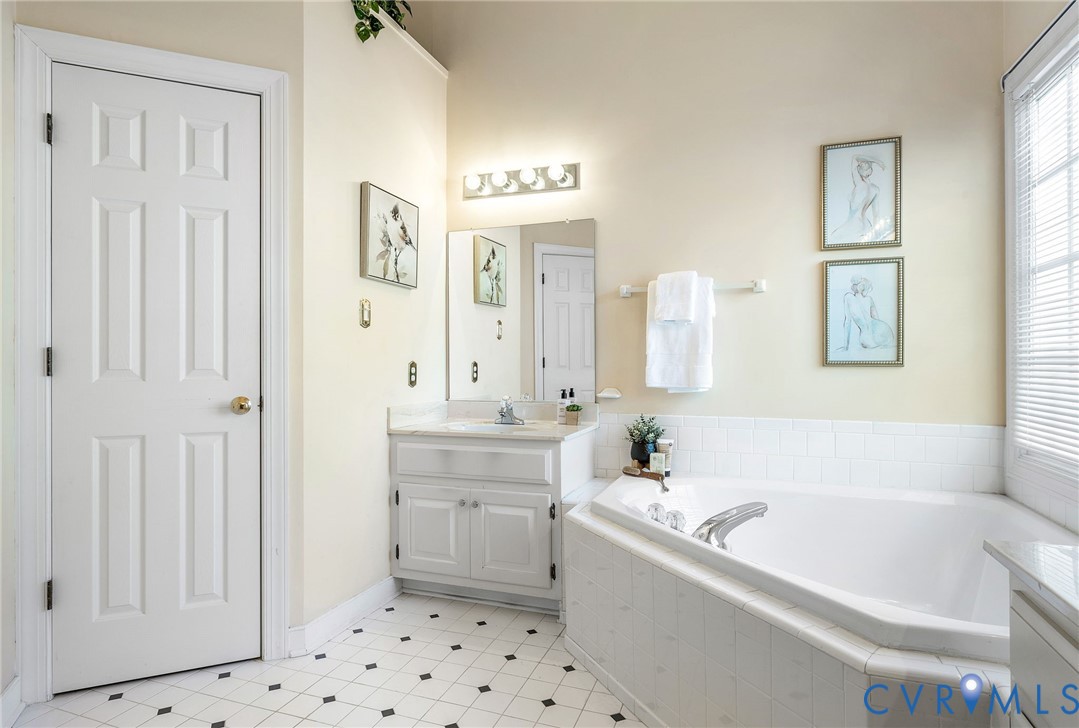 1608 Fairfield Green Road Henrico, VA 23238 - Photo 24 of 35 a bathroom with a bathtub sink and a mirror