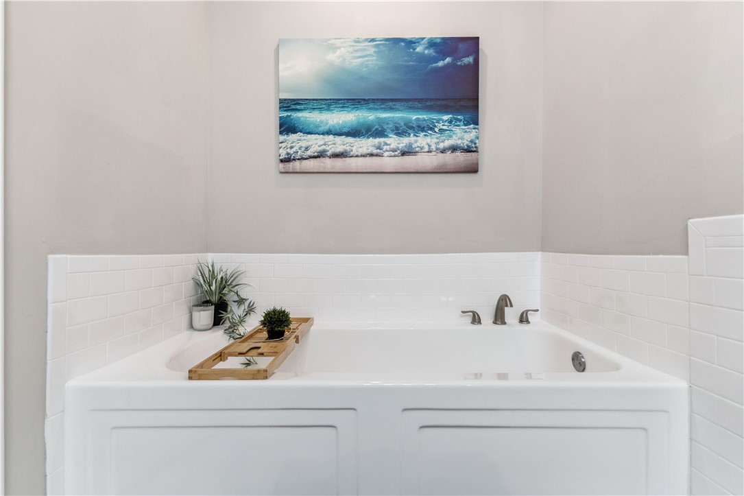 1108 Reserve Lane St. Simons Island, GA 31522 - Photo 21 of 30 Soaking Tub Primary