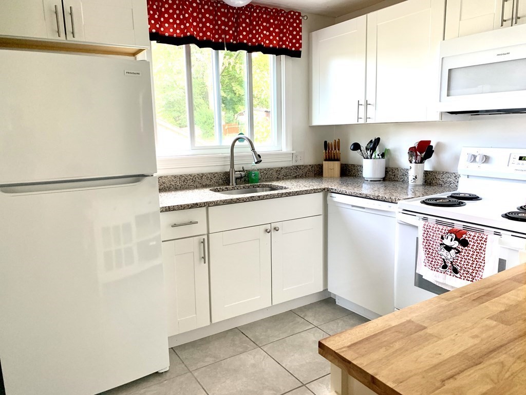 25 Loretta Street Springfield, MA 01118 - Photo 3 of 31