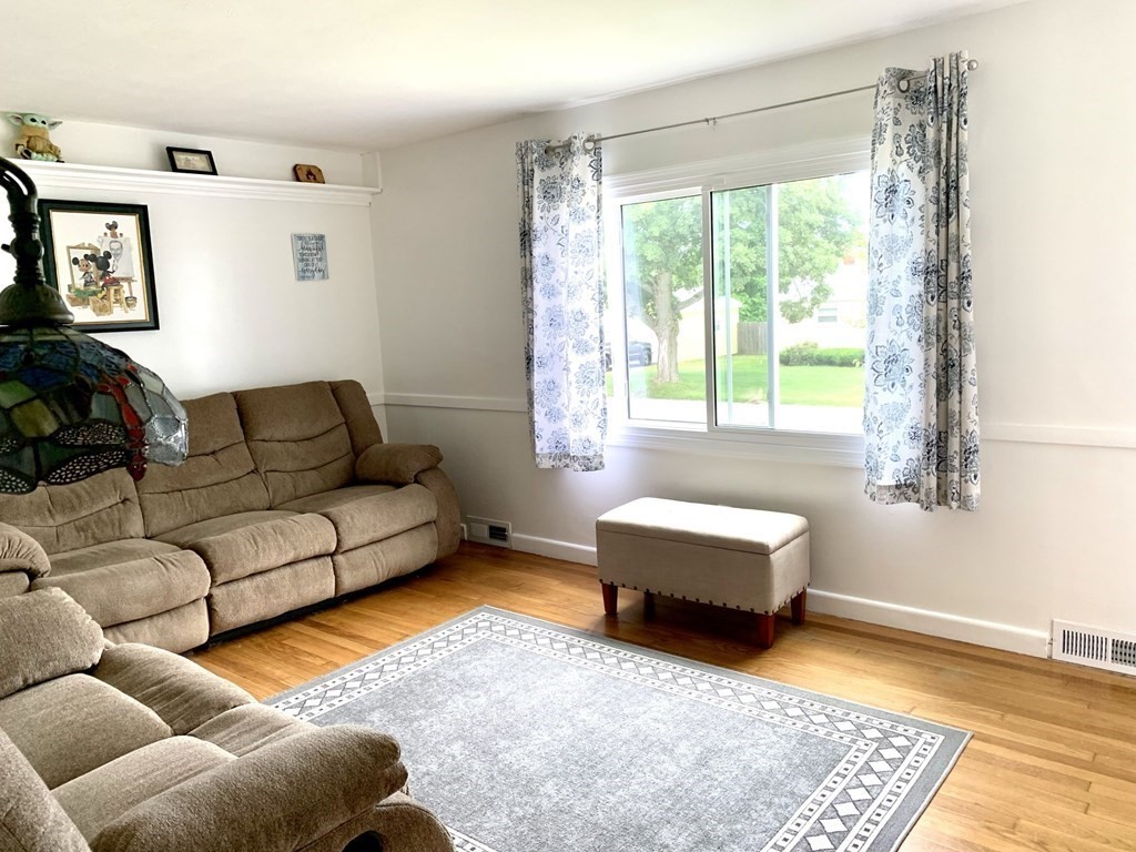 25 Loretta Street Springfield, MA 01118 - Photo 8 of 31