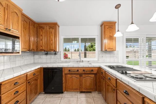 a view of empty room with window