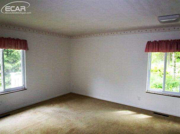 13455 White Lake Road Fenton, MI 48430 - Photo 19 of 30 21173594-18.JPG