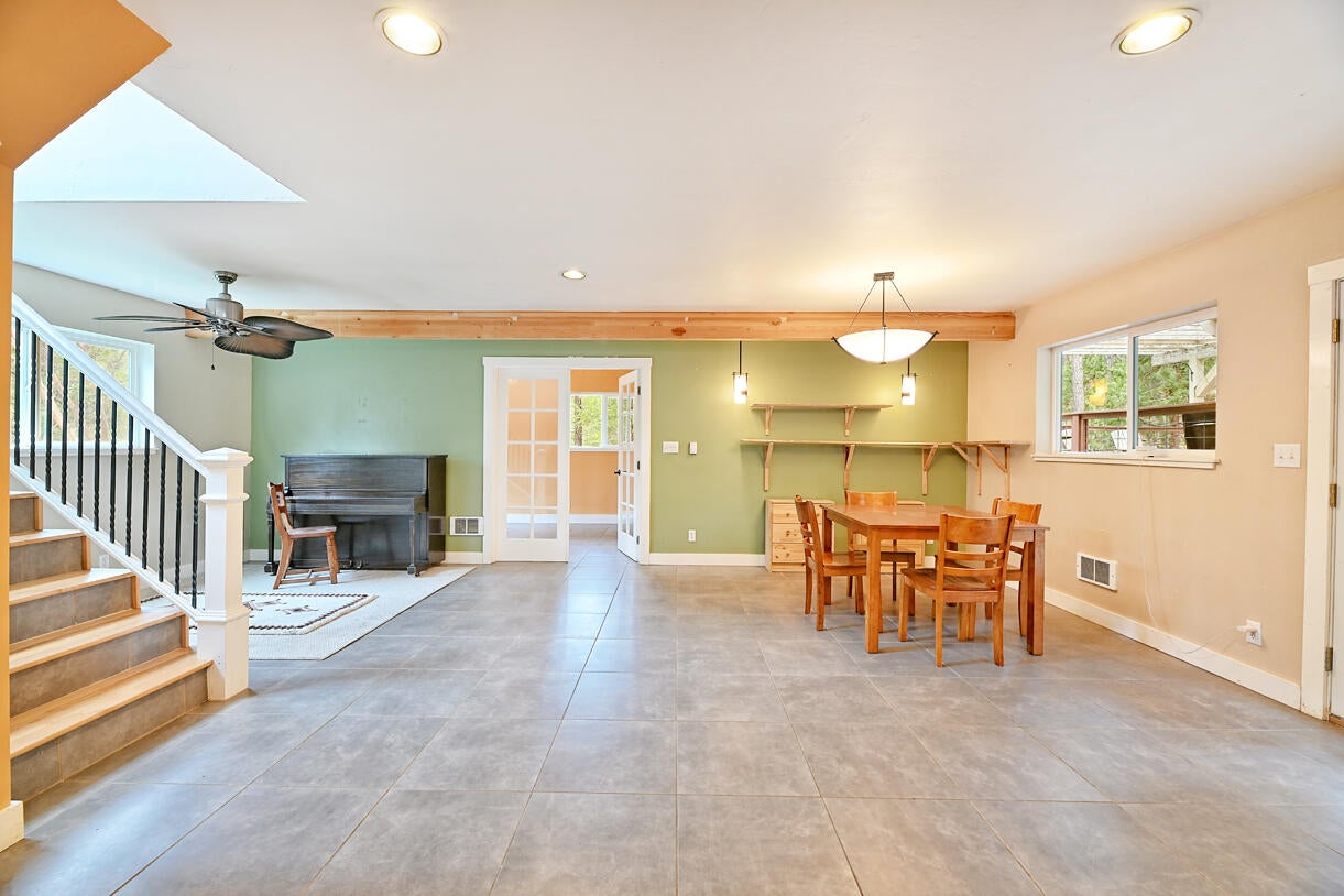 2734 Waters Gulch Road Jacksonville, OR 97530 - Photo 13 of 51 22