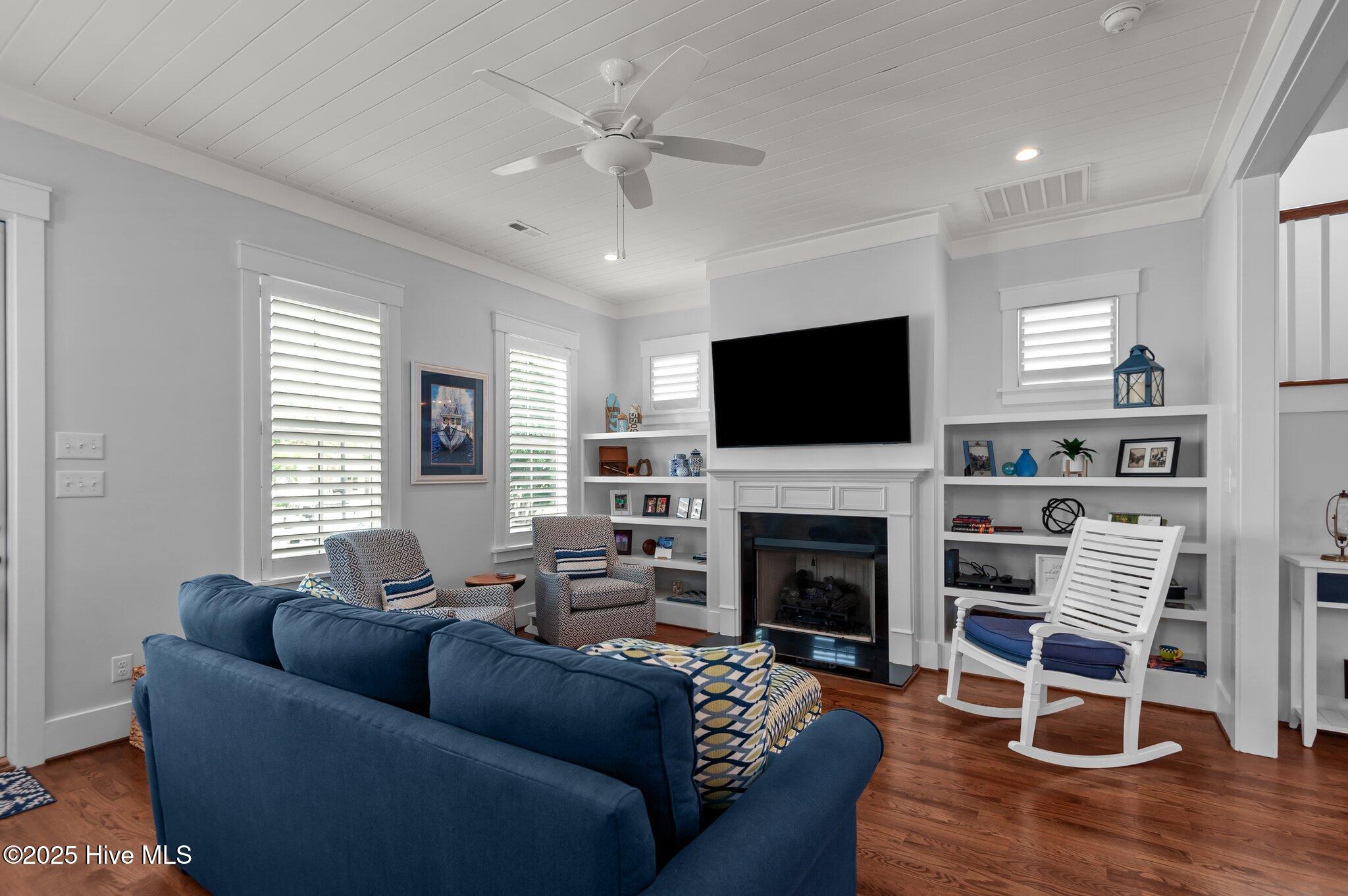 200 South Academy Street Washington, NC 27889 - Photo 20 of 49 Fireplace and custom built-ins