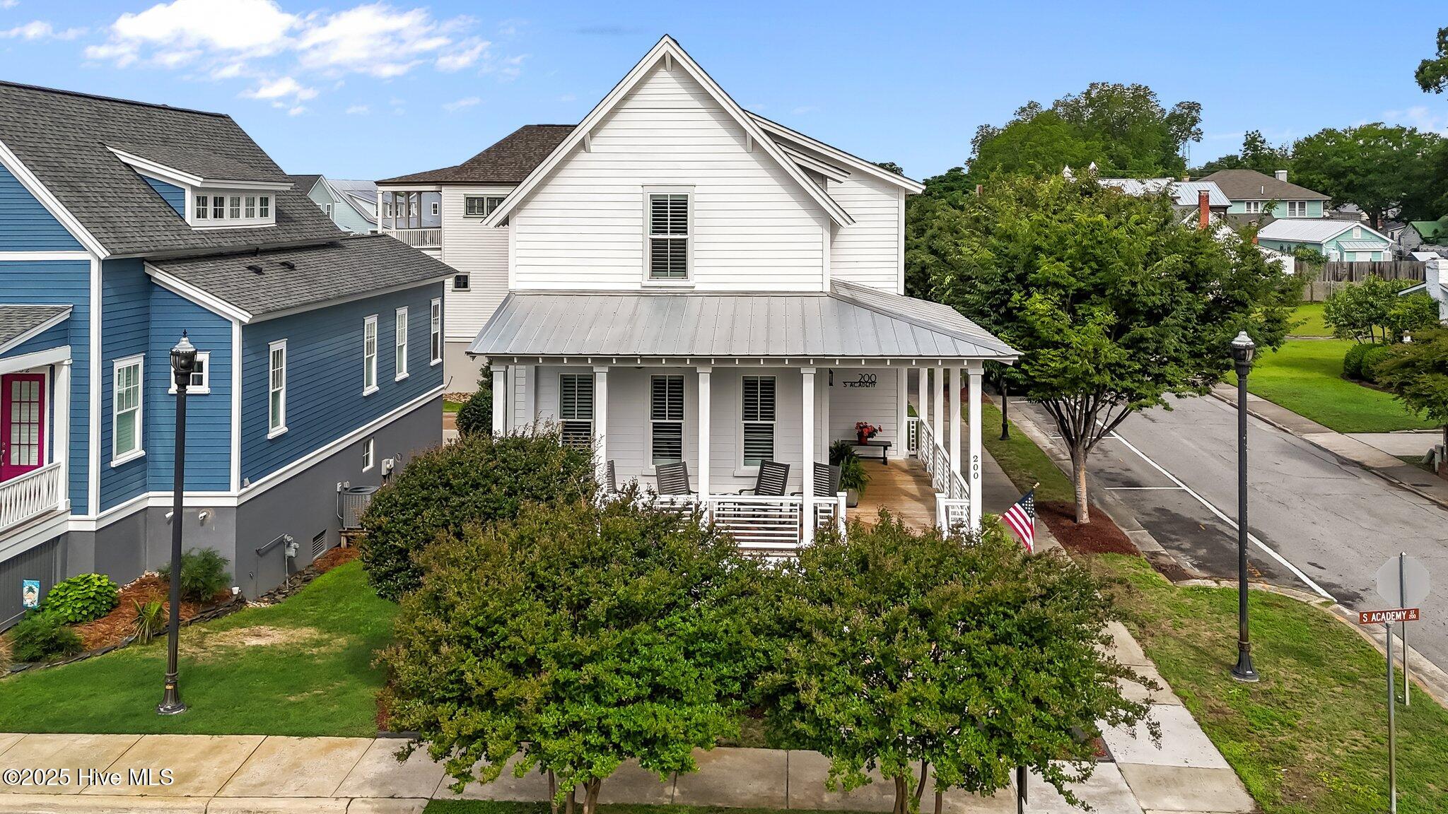 200 South Academy Street Washington, NC 27889 - Photo 3 of 49 Curb appeal!