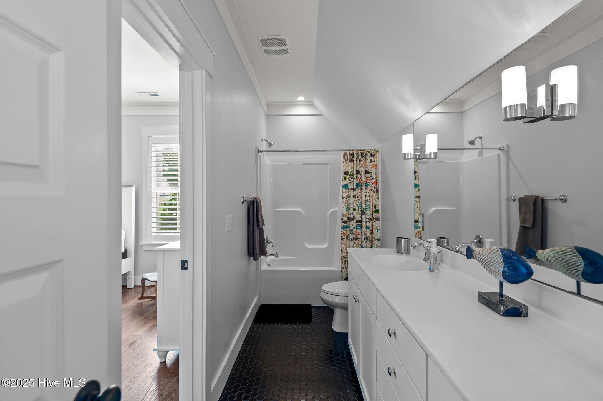 200 South Academy Street Washington, NC 27889 - Photo 31 of 49 Jack-n-Jill bath