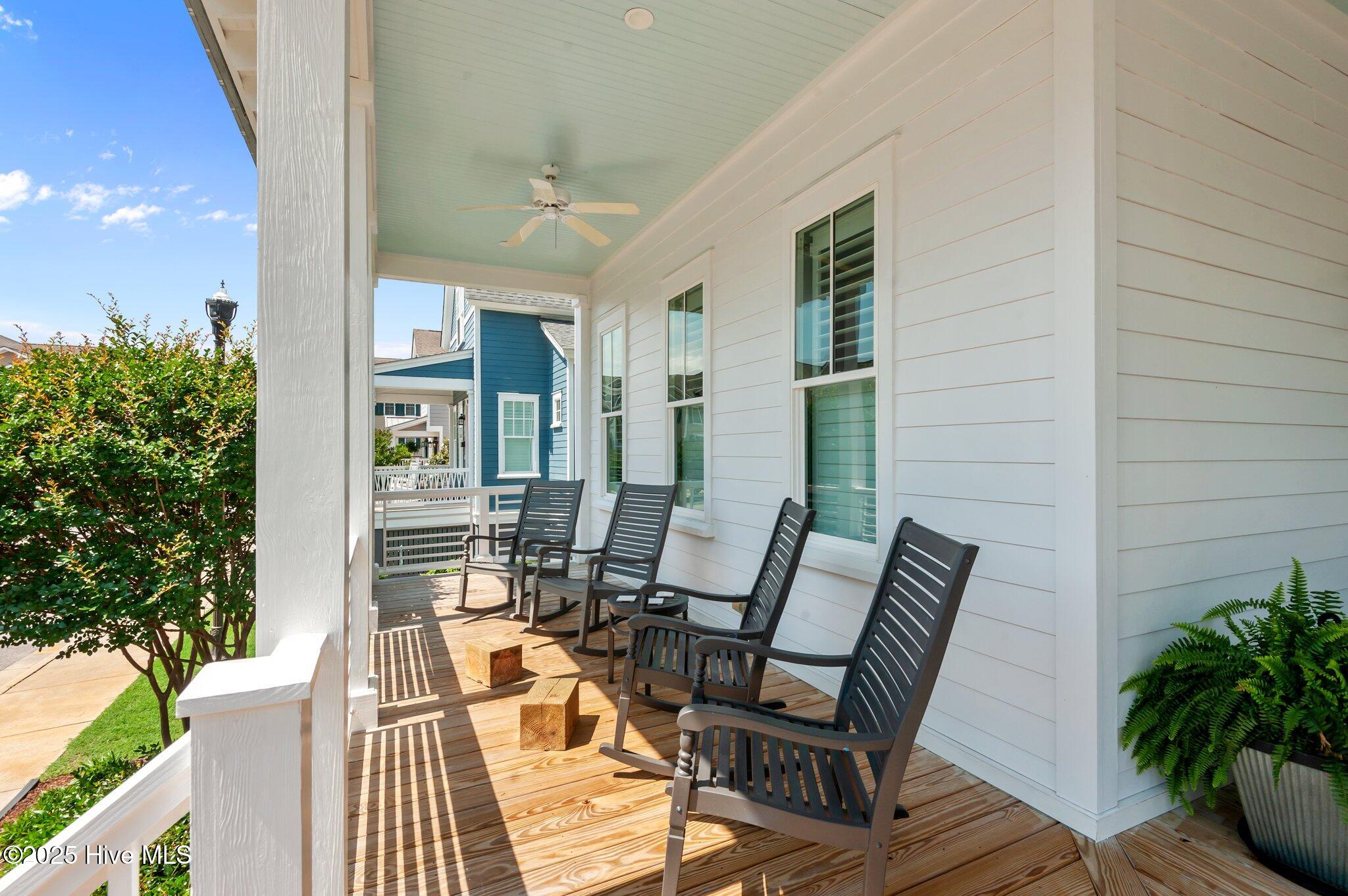 200 South Academy Street Washington, NC 27889 - Photo 39 of 49 Rocking-chair porch