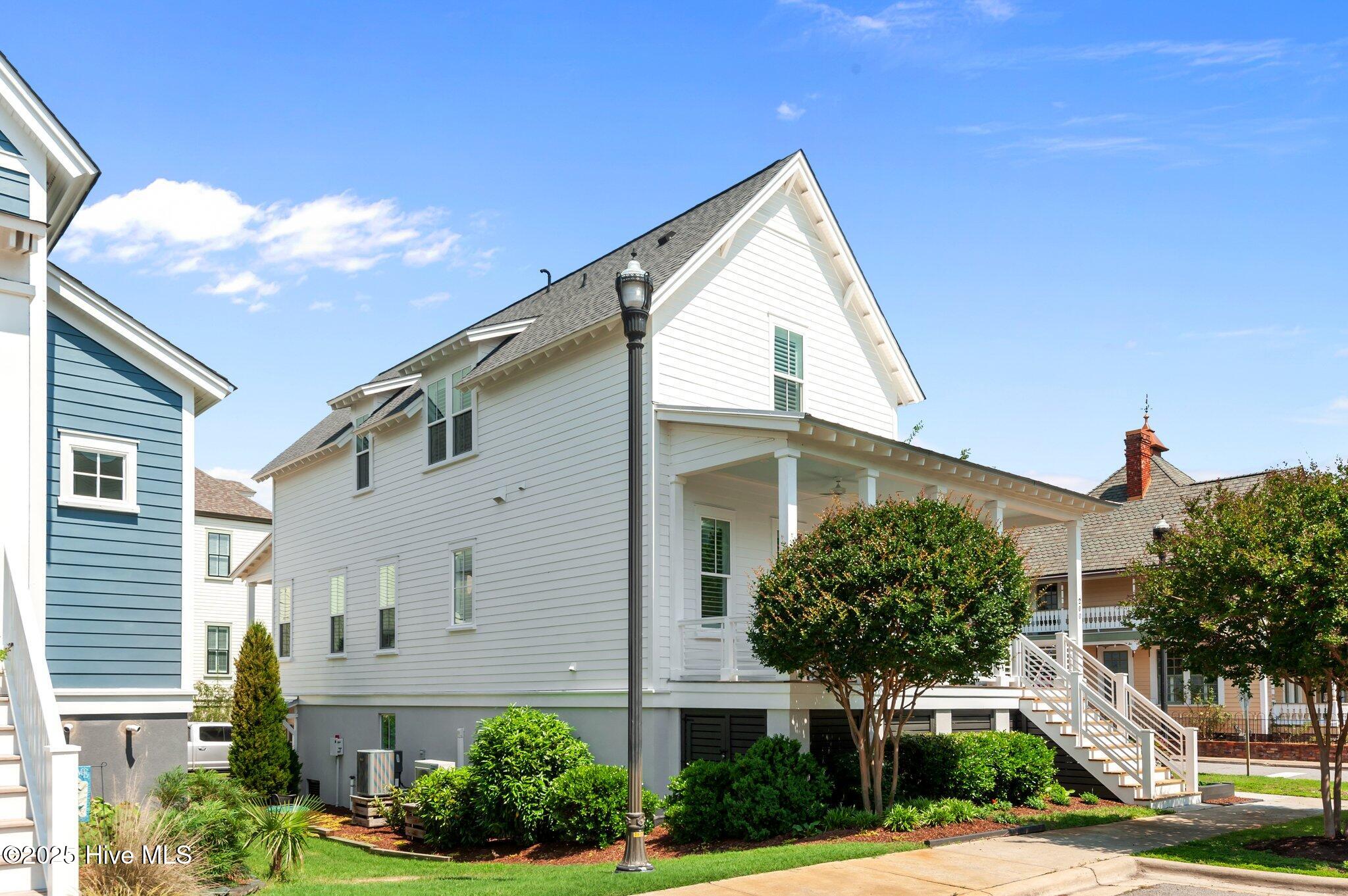 200 South Academy Street Washington, NC 27889 - Photo 4 of 49 Mature landscaping