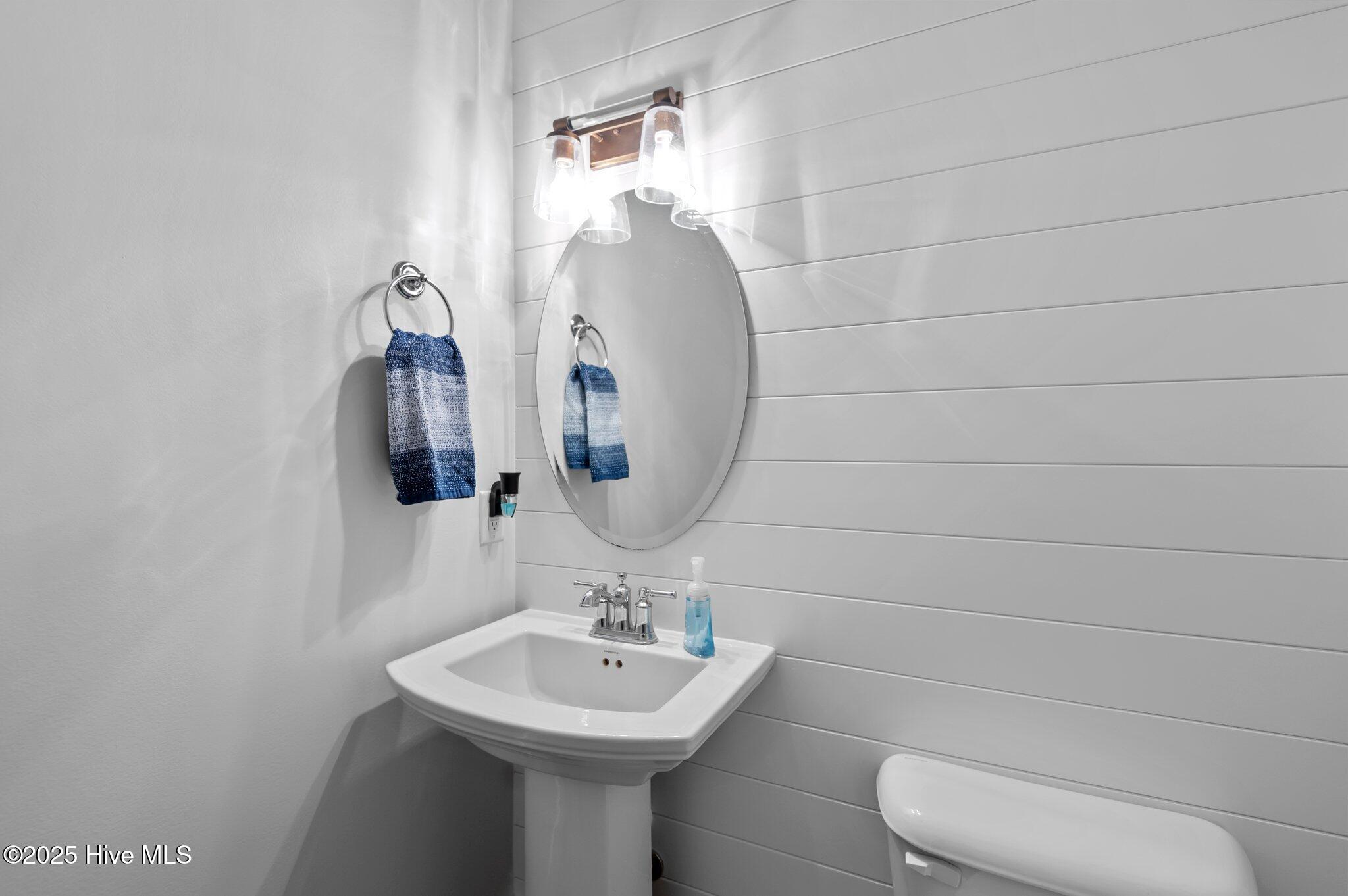 200 South Academy Street Washington, NC 27889 - Photo 10 of 49 Powder room