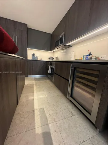 $5,250 | 88 Southwest 7th Street, Unit 805, Miami, FL 33130