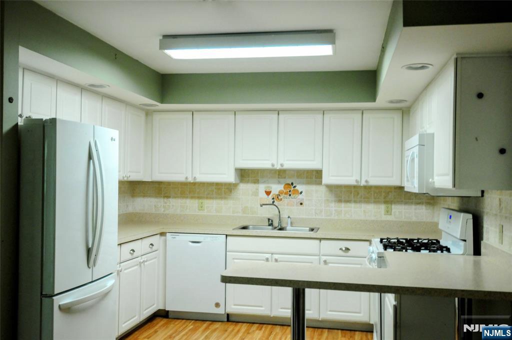 401 Dercole Court, Unit 332 Norwood, NJ 07648 - Photo 4 of 32