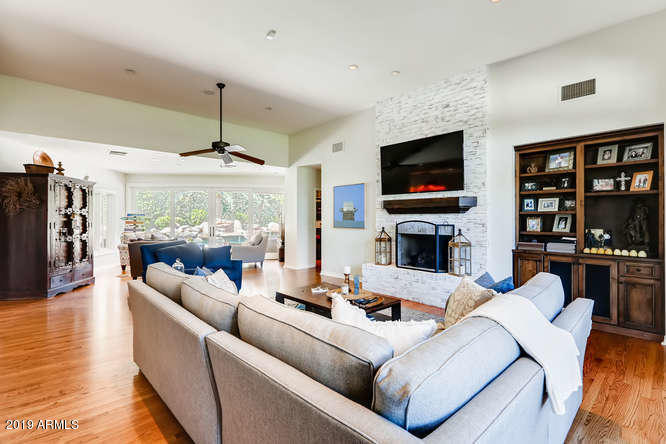 330 West Lawrence Road Phoenix, AZ 85013 - Photo 16 of 39 Sliders to back patio