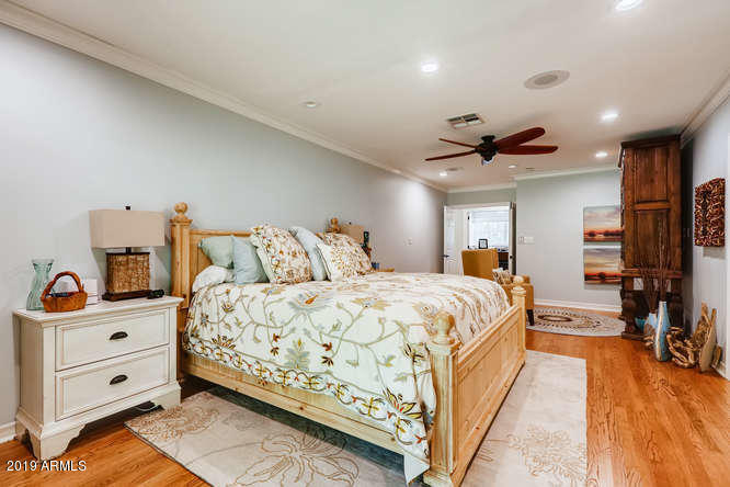 330 West Lawrence Road Phoenix, AZ 85013 - Photo 18 of 39 Master w/ sitting area