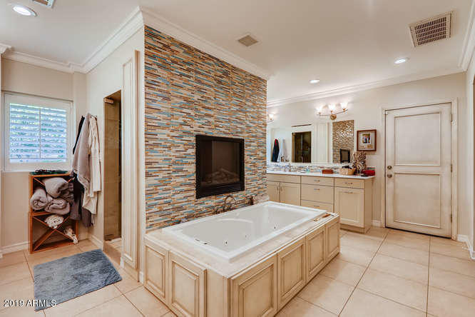 330 West Lawrence Road Phoenix, AZ 85013 - Photo 20 of 39 Steam shower & jacuzzi tub