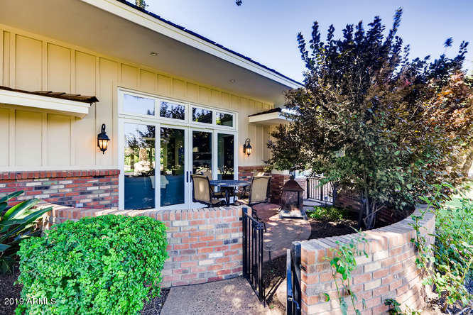 330 West Lawrence Road Phoenix, AZ 85013 - Photo 8 of 39 Cozy front patio area