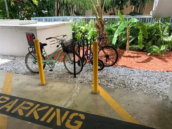 $2,200 | 130 Mendoza Avenue, Unit 42, Coral Gables, FL 33134