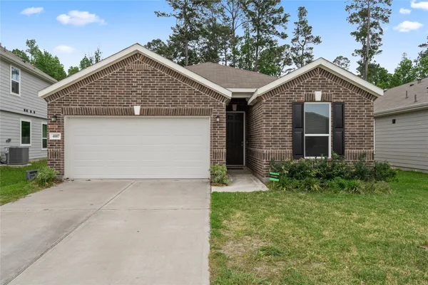 a view of a house with yard and garage