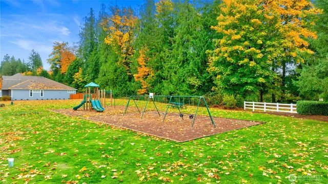 a sign that is sitting on a brick wall