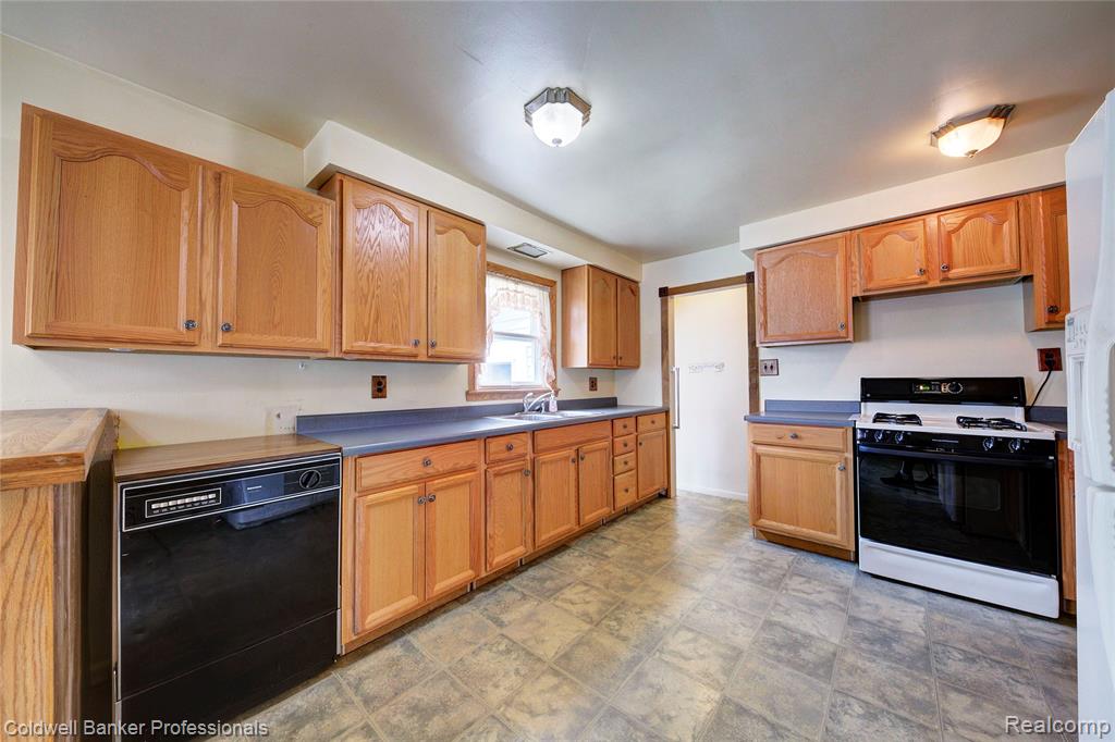 2139 Jones Road Waterford, MI 48327 - Photo 8 of 34