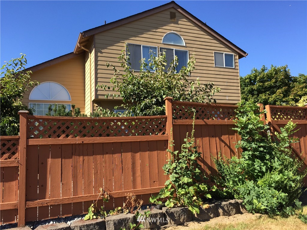 909 South 32nd Place Renton, WA 98055 - Photo 2 of 11