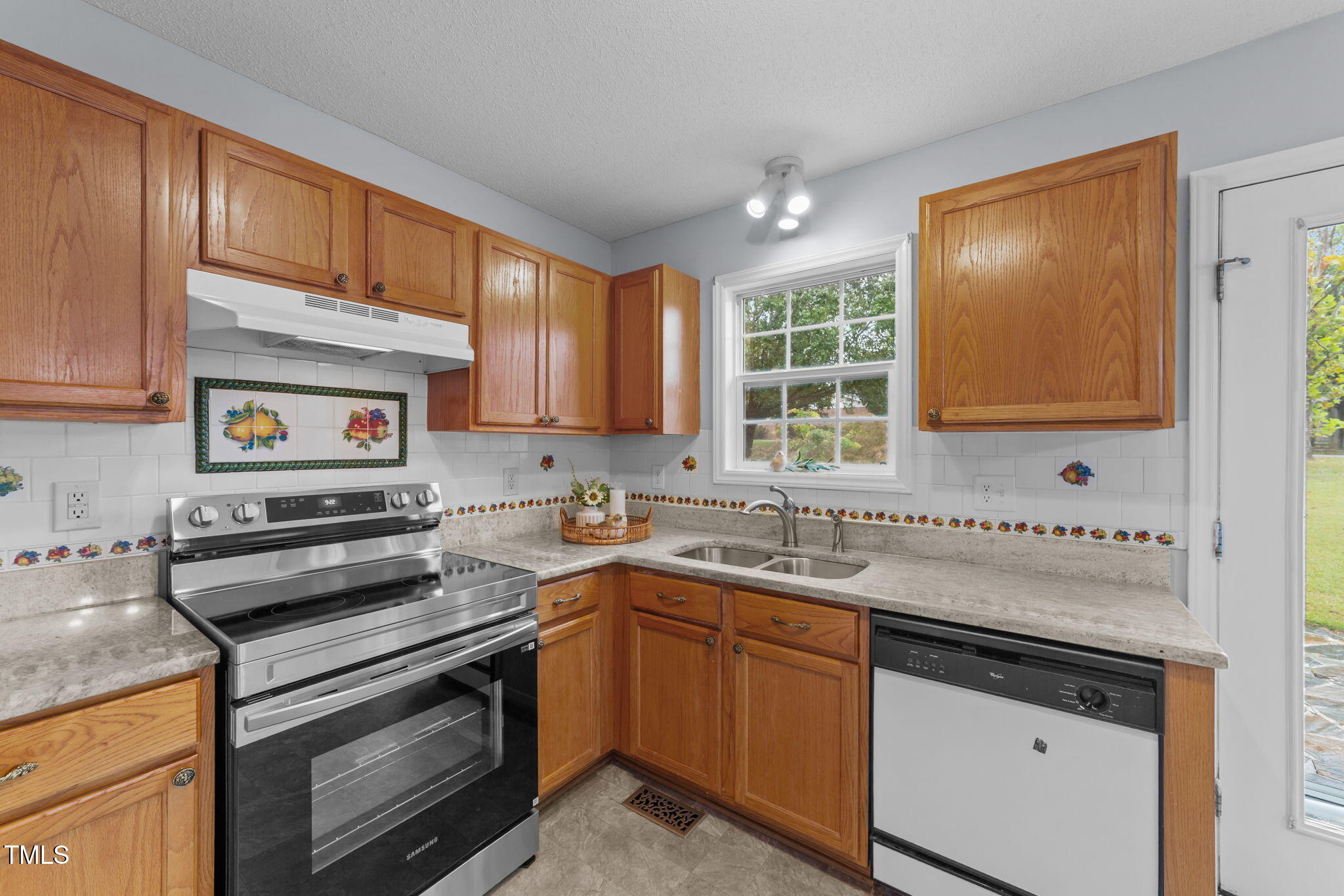 1029 Cove Circle Clayton, NC 27520 - Photo 5 of 22 26-web-or-mls-VB4A1861