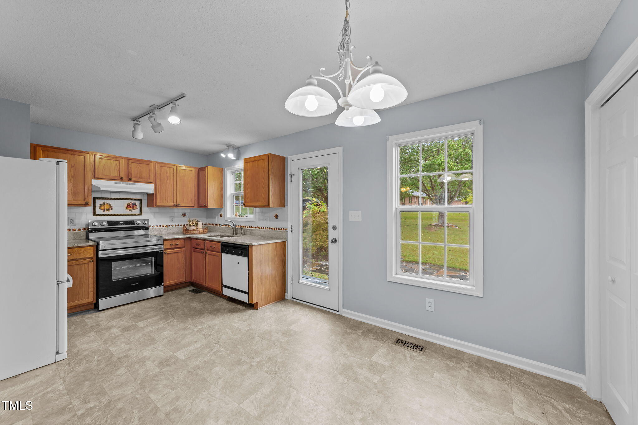 1029 Cove Circle Clayton, NC 27520 - Photo 6 of 22 22-web-or-mls-VB4A1843