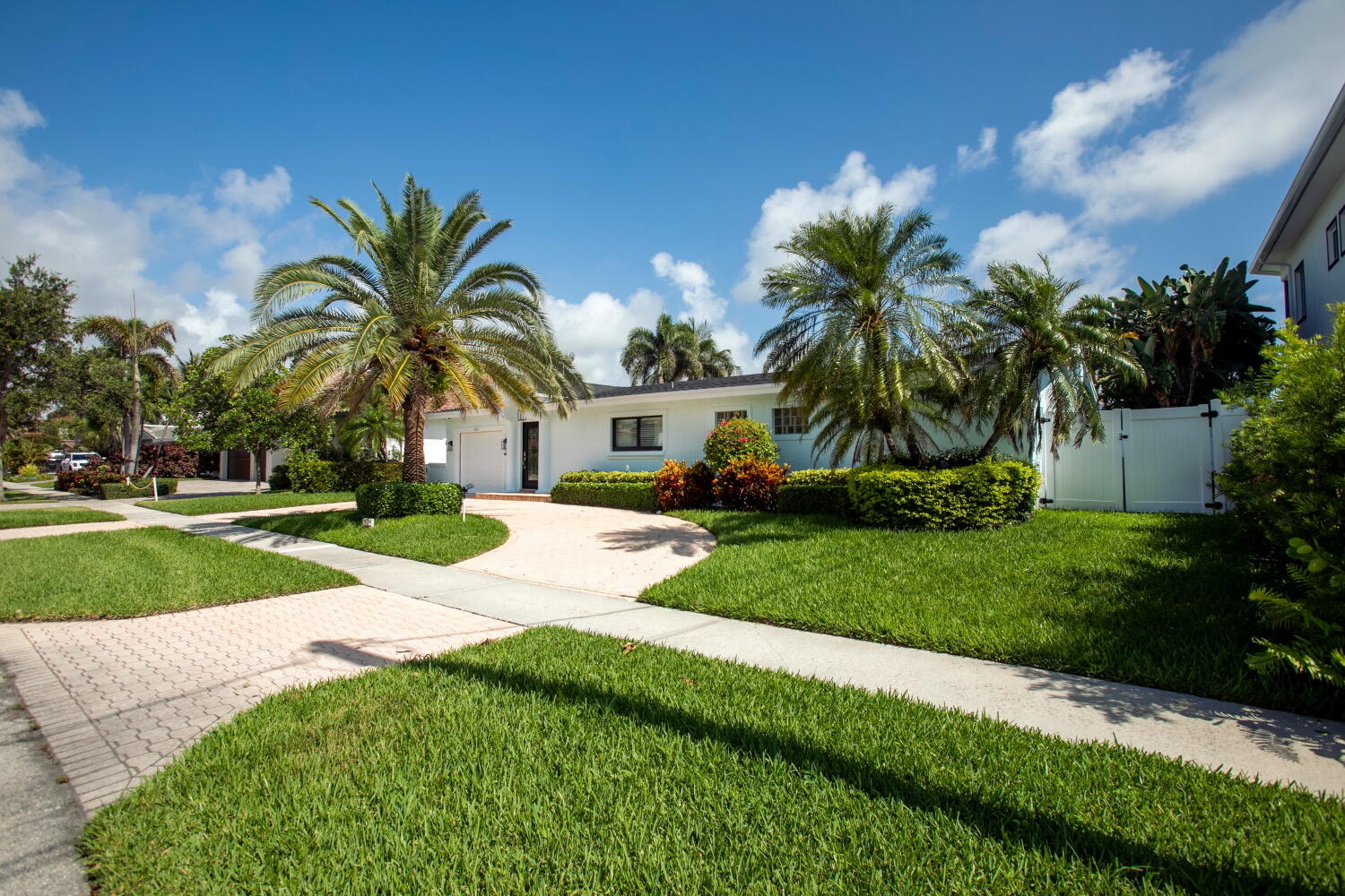 2631 Northeast 48th Street Lighthouse Point, FL 33064 - Photo 23 of 26 Outside Front Right