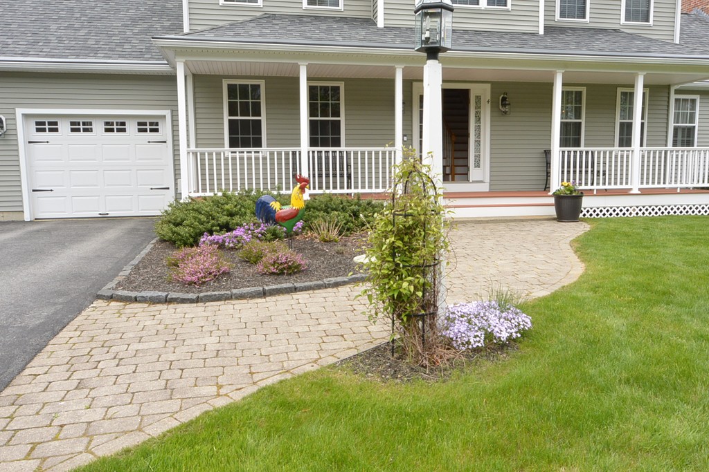 4 Harding Lane Sturbridge, MA 01518 - Photo 23 of 23 front view of a house