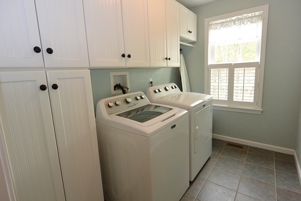 4 Harding Lane Sturbridge, MA 01518 - Photo 9 of 23 a utility room with dryer and washer